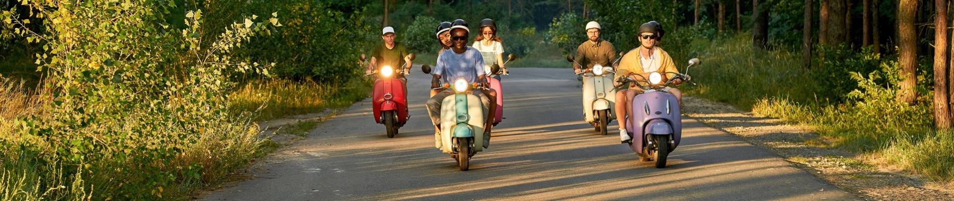 Vrienden die op scooters rijden