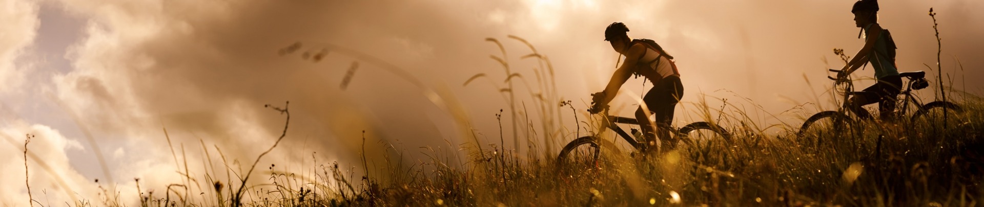 2 mensen die door de bergen aan het mountainbiken zijn